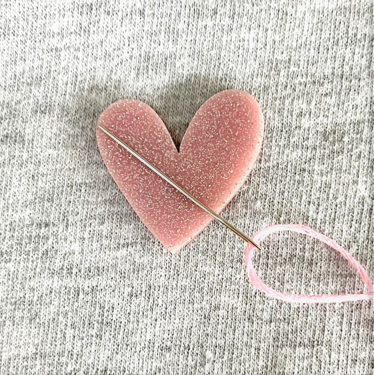 PINK GLITTER HEART MAGNETIC NEEDLE MINDER